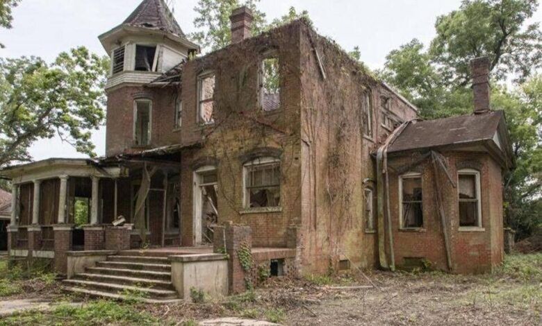 This house was built in 1887 but left in ruins, it was abandoned for many years before a man bought it and now no one can believe WHAT HE MADE OF IT😲