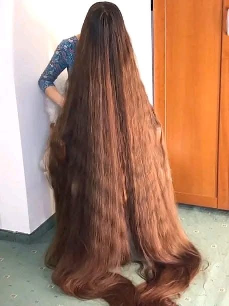 She hasn’t cut her hairs for 20years, even though her husband begged her to. Then, one day, she finally gave up and cut her hair! Better sit down before you see what this woman looks like today: