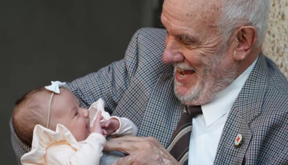 Shpëtoi 2.4 milionë foshnja me gjak,un e tij, ndahet nga jeta 88-vjeçari