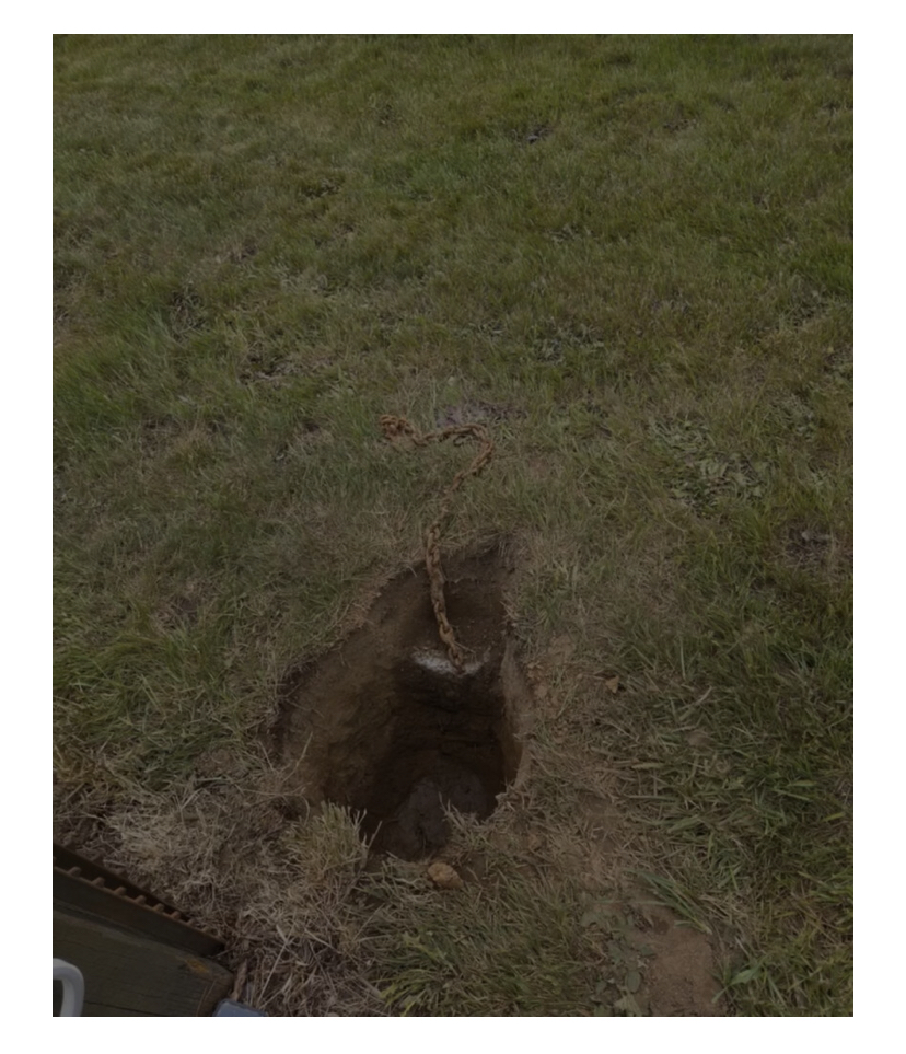 I Discovered a Chain Hidden Beneath My Mailbox
