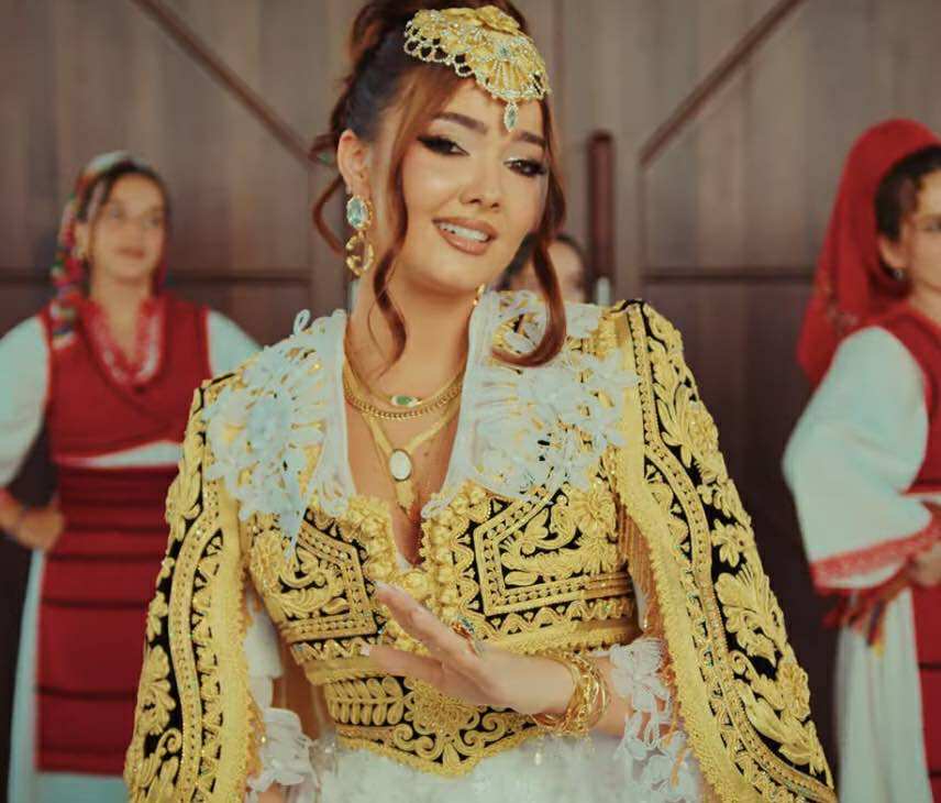 Kështu po duket Rita Haziri në veshje nusërie