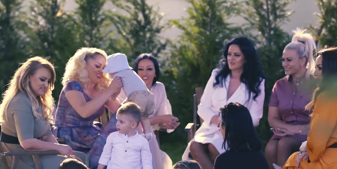 Njëra nga shtatë Motrat Mustafa bëhet vjehërr, nusja e saj i la nën hije krejt rejat e famshme të estradës