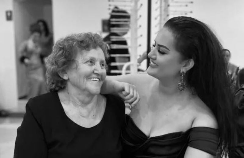 Sugarica e Motrave Mustafa shkon te shtëpia e nënës, me pamjet nga atje i emocionoi e përloti të gjithë