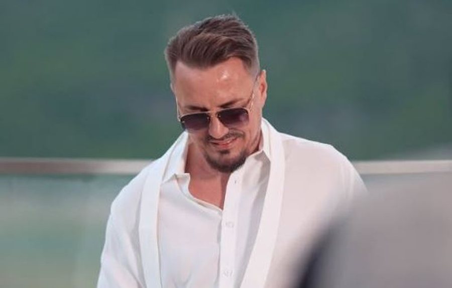 Natën vonë… Blero poston foto të së dashurës