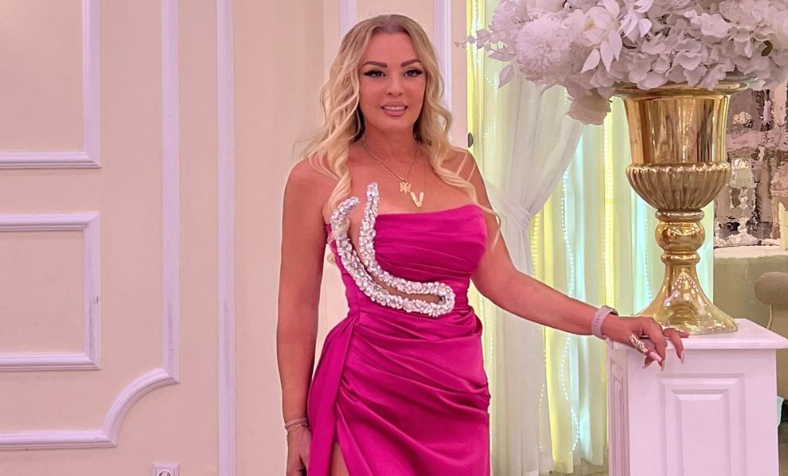 Violetë Kukaj nuk ndalet, fustani i saj zbulon shumë