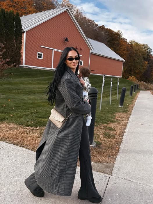 Samanta ndan imazhe të bukura me vajzën në krahë