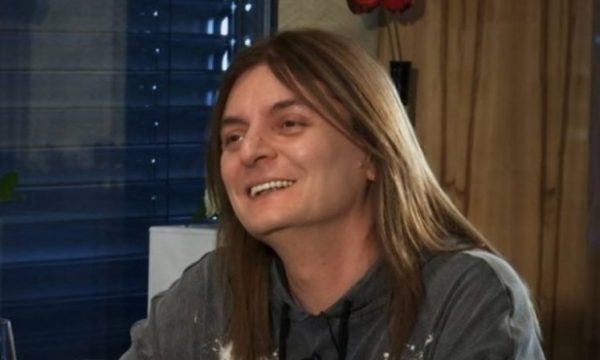 Armend Rexhepagiqi më në fund vendosë t’i shkurtojë flokët, nuk do ta njihni me këtë ndryshim drastik në pamje