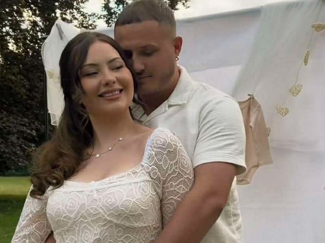 Çifti i njohur i TikTokut, Elona dhe Lirimi bëhen prindër për herë të parë, ja gjinia dhe emri i veçantë i bebit