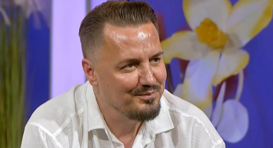 Kush është vajza misterioze pranë Bleros? Rrjeti shpërthen nga komentet