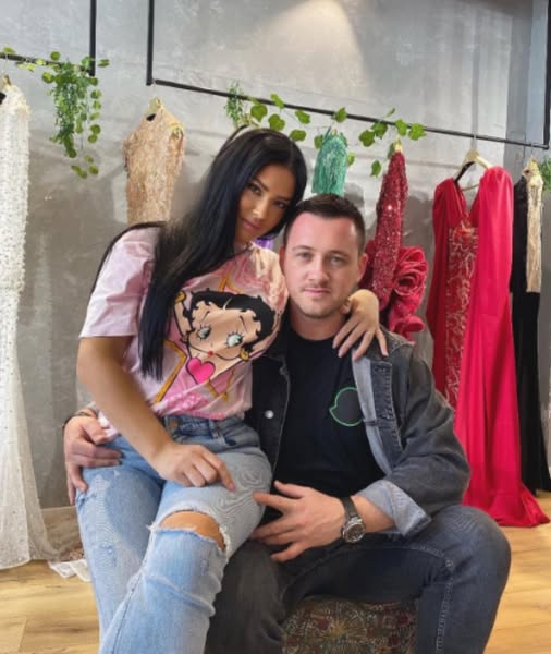 Gruaja e Albatrit Muçiqit tamam yll, ndryshon formë e stil