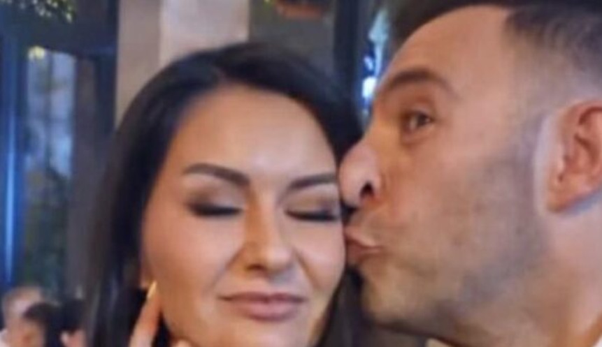 Vedat Bajrami nuk i kursen puthjet për bashkëshorten, para syve të publikut