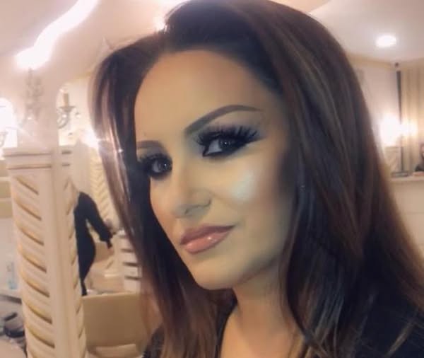 Sahidja e Motrave Mustafa niset për dasmë me fustan deri në fund të këmbëve, po duket si nuse në dyzen – si 20 vjeçare