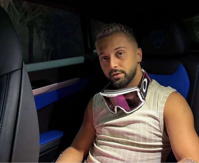 Gjesti shfaqet pas një kohe të gjatë larg mediave, habit me pamjen