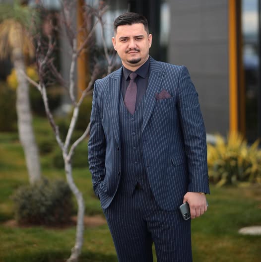 Alban Mehmeti feston ditëlindjen pranë njerëzve të tij të zemrës, shprehja e fytyrës së tij tregon gjithçka