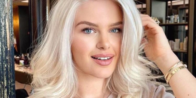 Në familjen e Learta Jakupit lind një djalë, ajo shfaqet shumë e lumtur me djalin në krahë