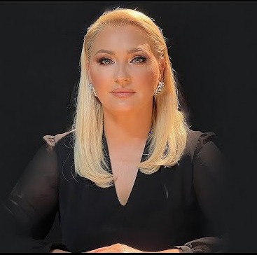 Remzie Osmani e ka mbyt fotoshopin në fotografinë e fundit, s’po e njeh më as bashkëshorti i saj