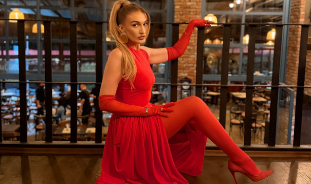 Yllka Kuqi shkëlqen e gjitha në të kuqe