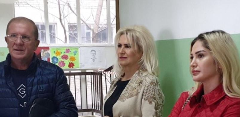 Engjin e ka marrë shumë malli për nënën dhe babanë e saj, nuk i mban dot lotët dhe publikon një foto rrëqethëse