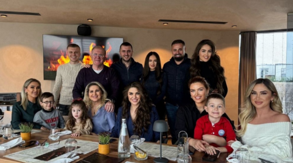Shyhrete Behluli e mblodhi krejt familjen për pushime, por vetëm dhëndri i ri po mungon – Engji s’i erdhi mirë hiç