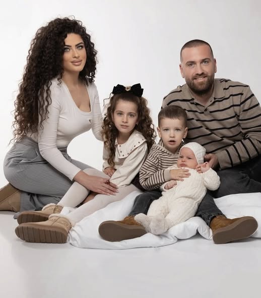 U kompletuan si familje – Reja e Remzie Osmanit ndan portretin më të bukur familjar