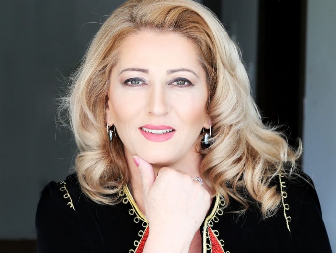 Për ku osht nis Shkurte Fejza me qikat? Nuk po dallon fare prej tyre, secila ma e bukur se tjetra