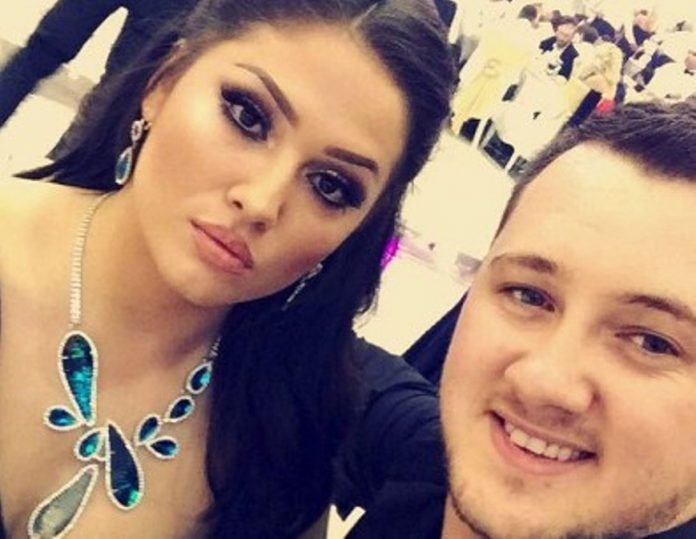 Egzona e Albatritit tregohet shumë e zonja, e zbukuron e para shtëpinë, madje ka vendosur edhe bredhin, erdhi Viti i Ri