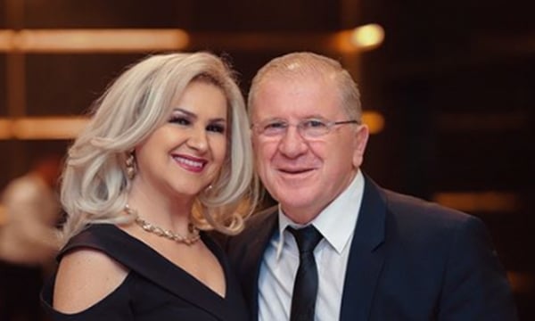 Qenkan tranu në pleqëri, Shyhretja dhe Luli fotografohen në një vend ku shkojnë veç të rinjt – fëmijët e tyre do të shokohen