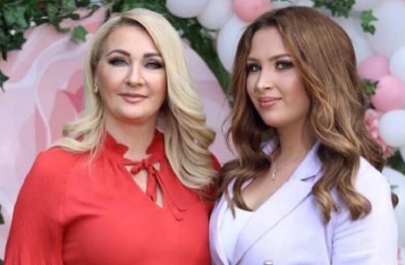 Qe sa kohë e martuar, por nuk ka fëmijë – çika e Remzie Osmanit po e plotëson mungesën e bebushit me mace