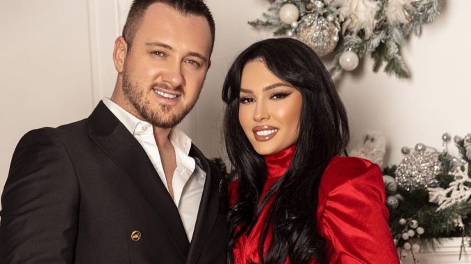 Viti i Ri mbërrin në shtëpinë e Albatrit Muçiqit dy muaj më herët