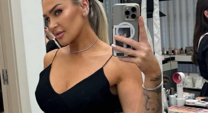 Vajza e madhe e bënë tatuazh fytyrën e Shyhrete Behlulit