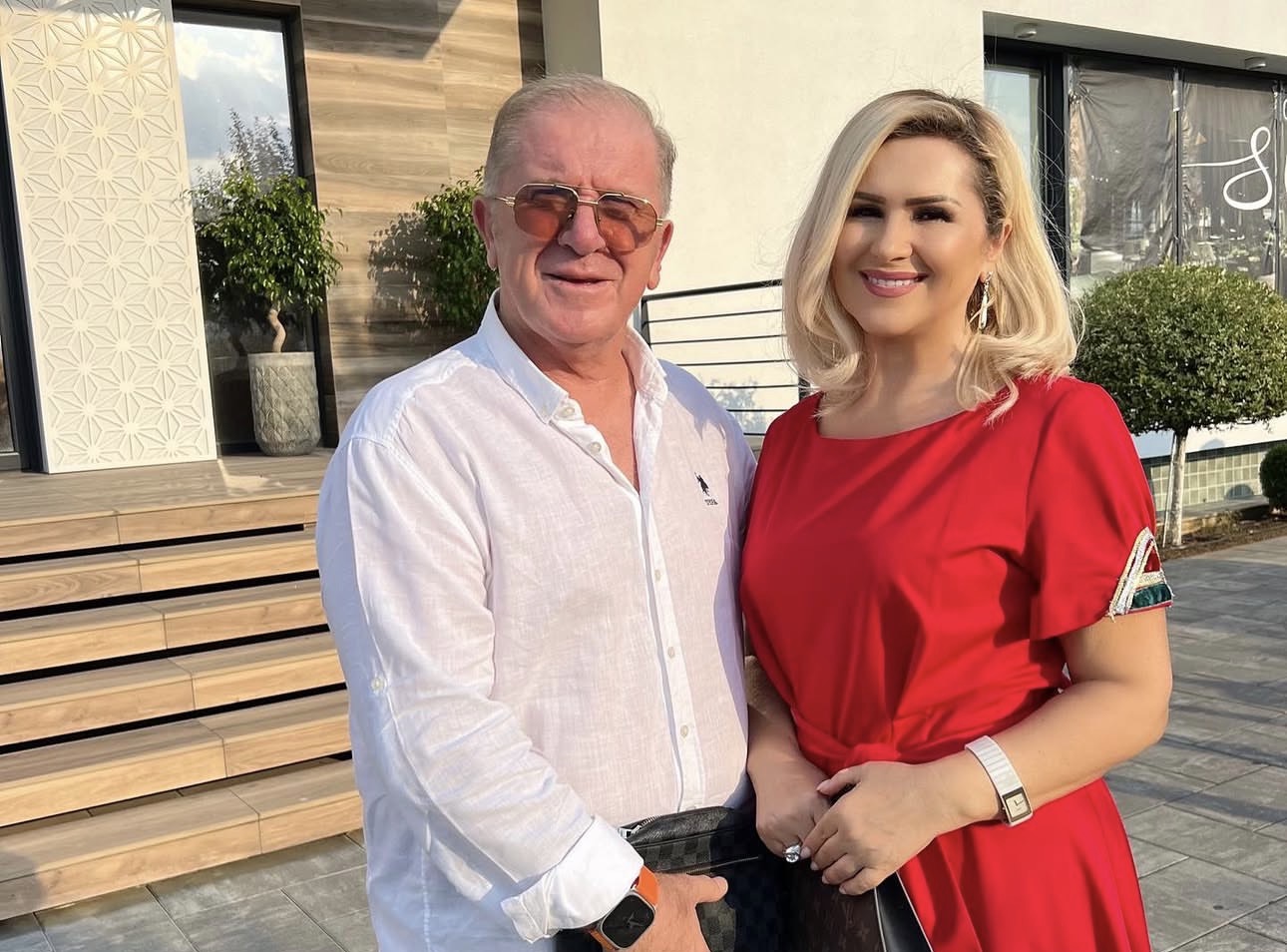 Shyhrete Behluli publikon foto me burrin e saj, vëmendje merr mbishkrimi për Luanin (Foto)