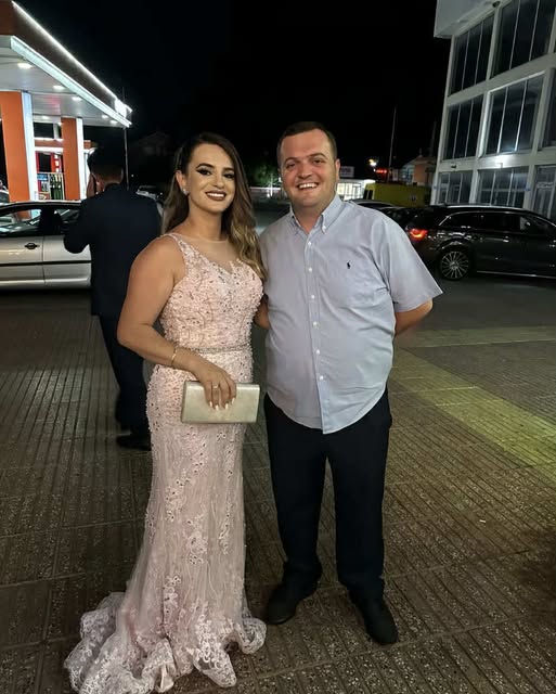 Më i dashuruar se kurrë, “Tevidja” pozon krah bashkëshortes..