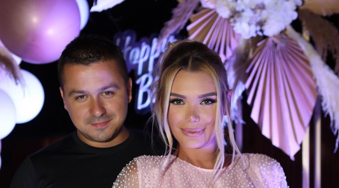 Eni dhe Genci sjellin kartolinën e fundvitit të parët me familje