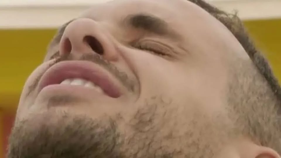 Edi nรซ gjendje tรซ keqe pasi mori vesh tรซ vรซrtetรซn pรซr Dolcen, ajo i kรซrkon largimin, ai shfaqet mรซ i mรซrzitur se kurrรซ