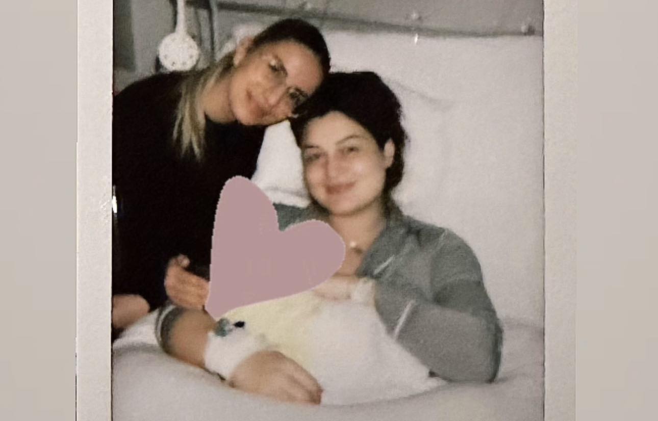 Del foto e parë e Vesa Vllasaliut me të bijën në krah