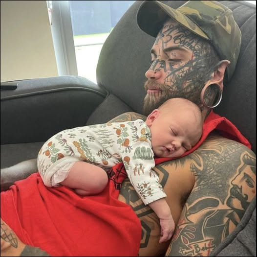 24-year-old dad, whose body is completely covered with more than 200 tattoos, removed them for the sake of his baby daughter โฆ Better sit down before seeing him today Check 1st comment