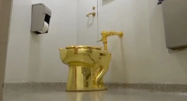 Tualeti prej ari: Një vepër arti që sfidon konceptet e pasurisë