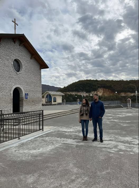 Ne foto eshte nje çift, ku djali eshte shqiptar dhe e fejuara e tij eshte e huaj. Ai tregon se e solli per here te pare kete vit ne kete vend te shenjte te fejuaren e tij. Duke i uruar jete te lumtur paçi te gjitha bekimet ne jeten tuaj.