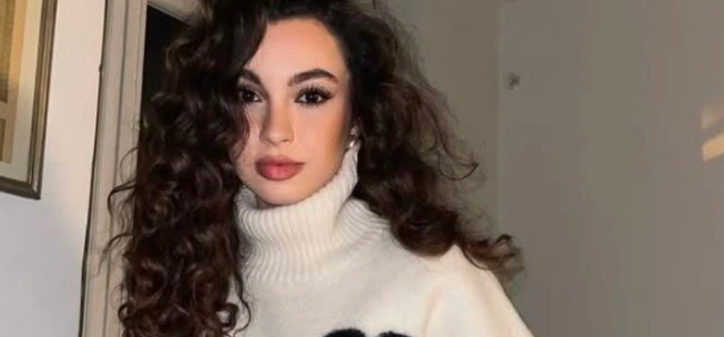 Aktorja turke vjen në Kosovë, e quan “shtëpi” dhe këndon shqip