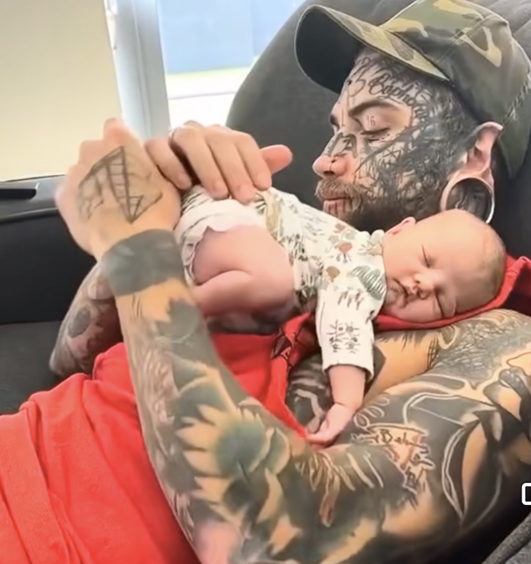 Dad With 240 Tattoos Faces Backlash As People Think He Is A Horrible Father – Then His Wife Reveals The Truth