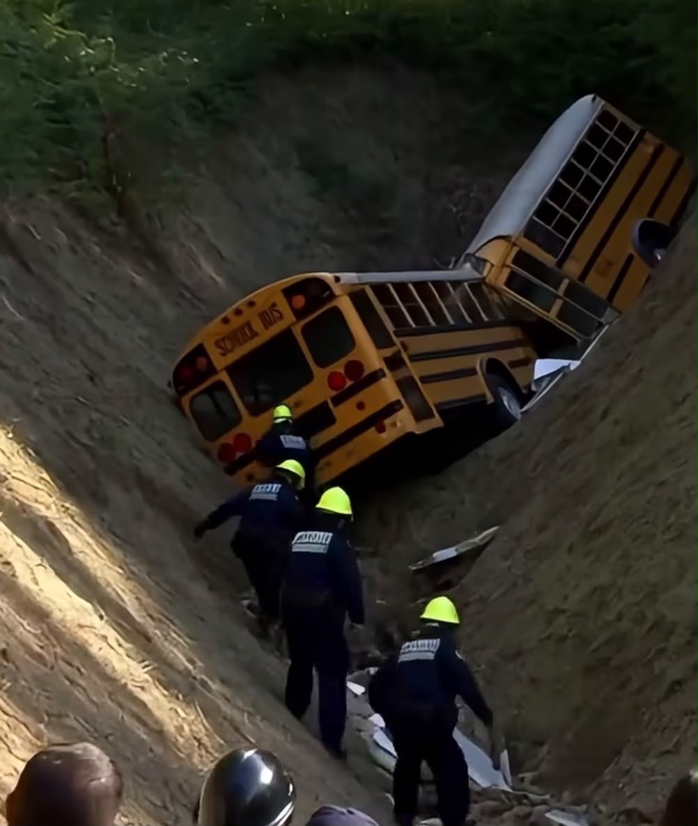 SCHOOL BUS FULL OF CHILDREN COLLIDES IN TERRIFYING CRASH