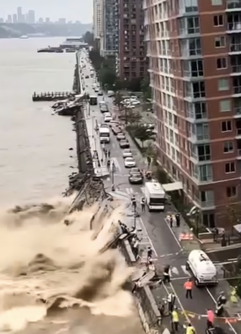 First waves hit Hawaii after huge earthquake