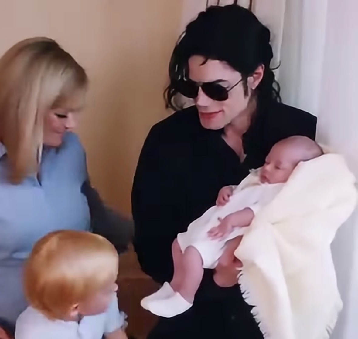 Fans Are Surprised by How Michael Jacksonโs Former Wife Debbie Rowe Looks Today