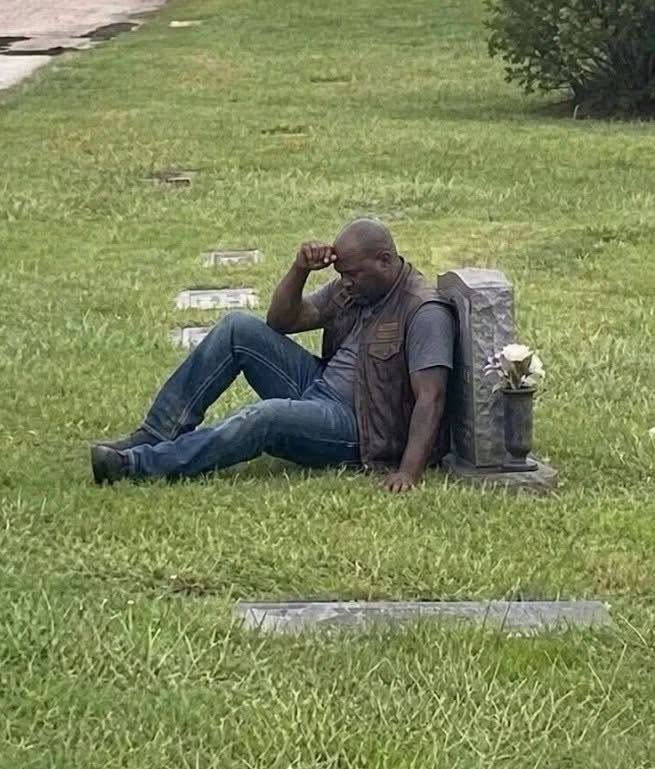 A BIKER CAME TO MY WIFE’S GRAVE EVERY SINGLE WEEK, AND FOR MONTHS, I HAD NO IDEA WHO HE WAS.